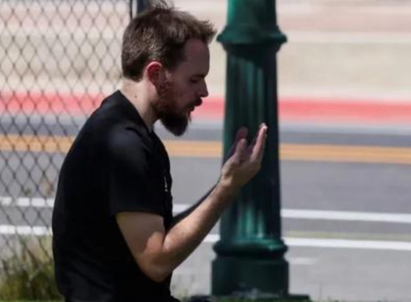 美国降半旗：枪声下的政治伤痛与荒诞