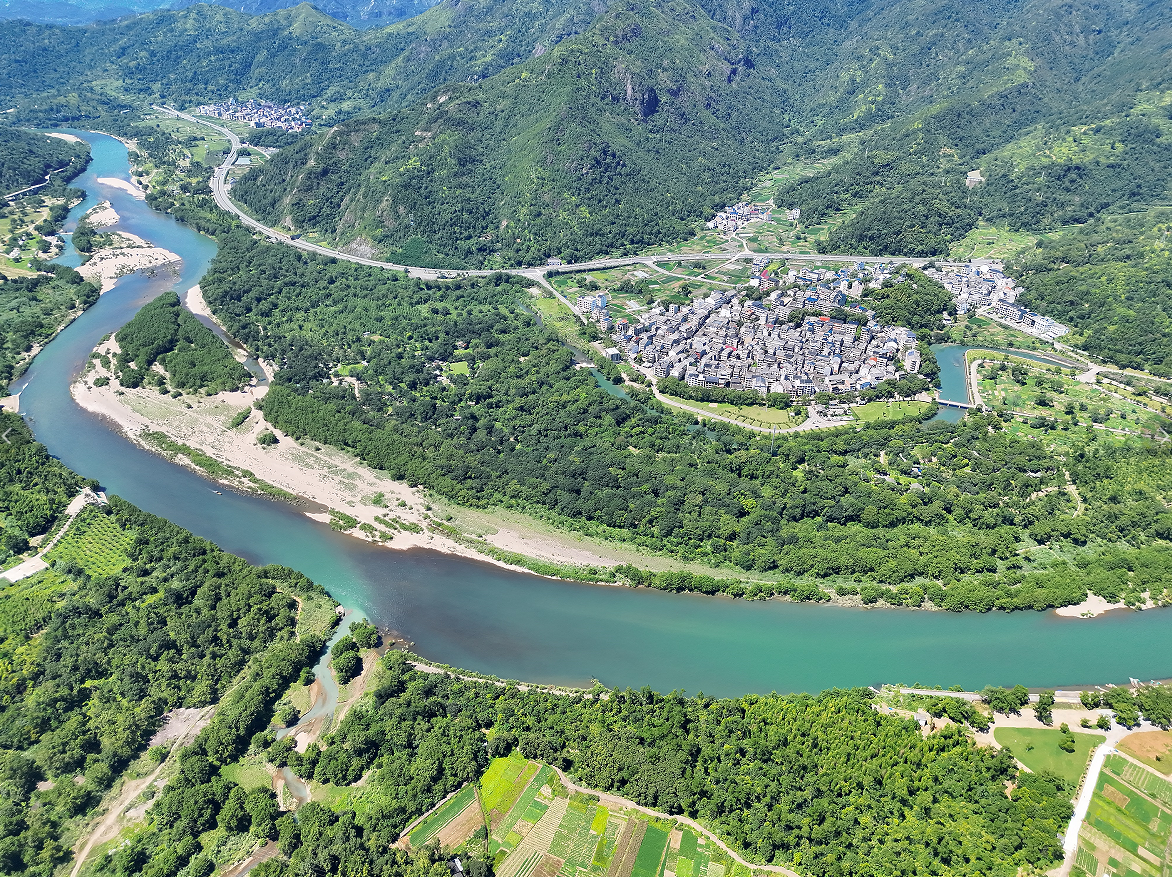 桨板皮划艇热潮涌动，水上运动成新宠